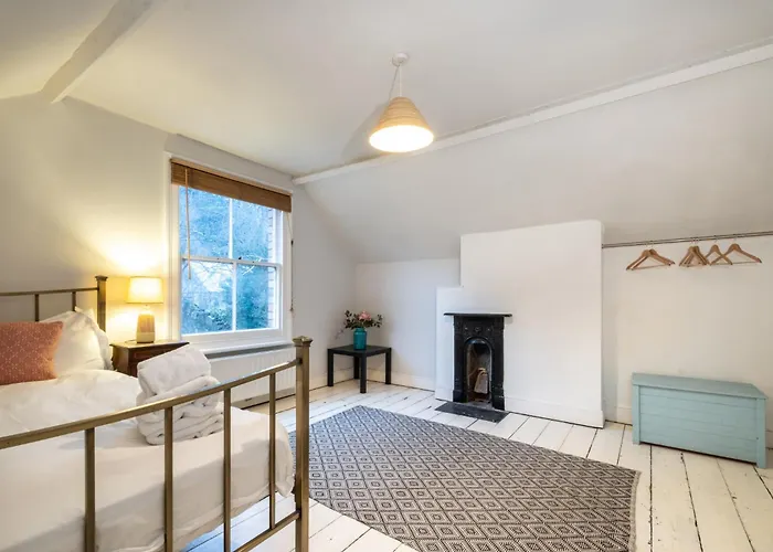 Graceful Period In * בריסטול