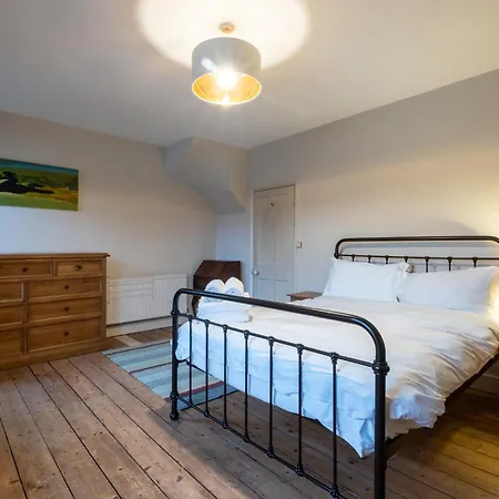 Graceful Period In Appartement